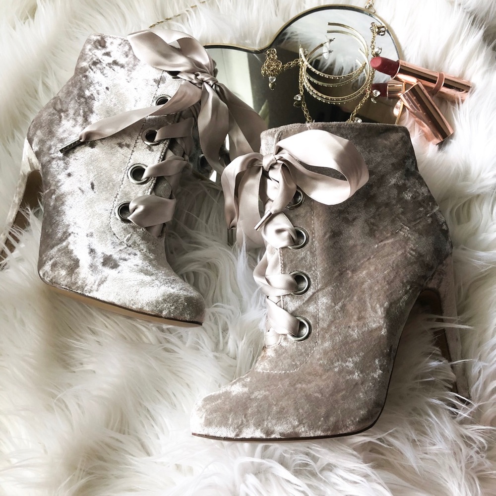 NWT Limited Edition Laura Marano velvet heel 💖